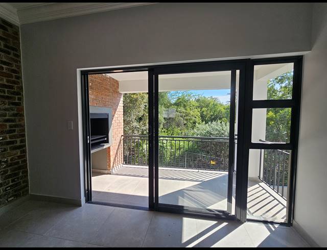 3 BEDROOM APARTMENT FOR SALE IN BRYANSTON